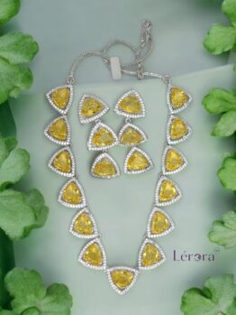 💖✨Lerora Crystal Pink Triangle Diamond Look Necklace Set LJ10